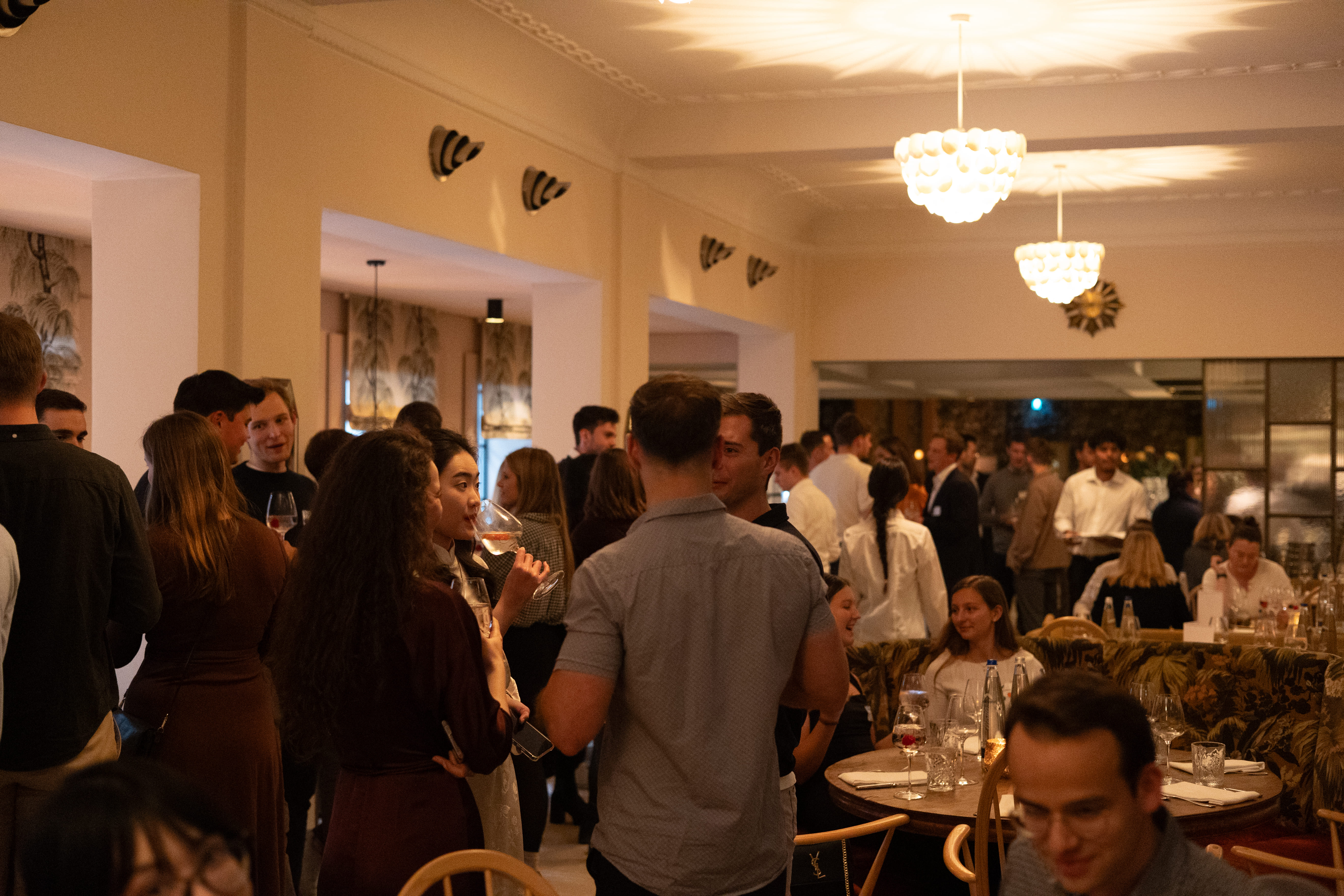 Alumni gathering at a FIM networking event with keynote speaker